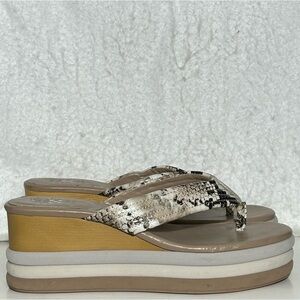 Vince Camuto Womens SnakePrint Platform Perseena Wedge Thong Sandals Shoes SZ 10